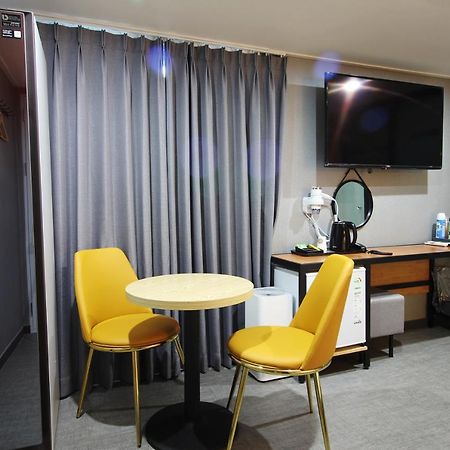 Bronze Hotel Changwon Buitenkant foto