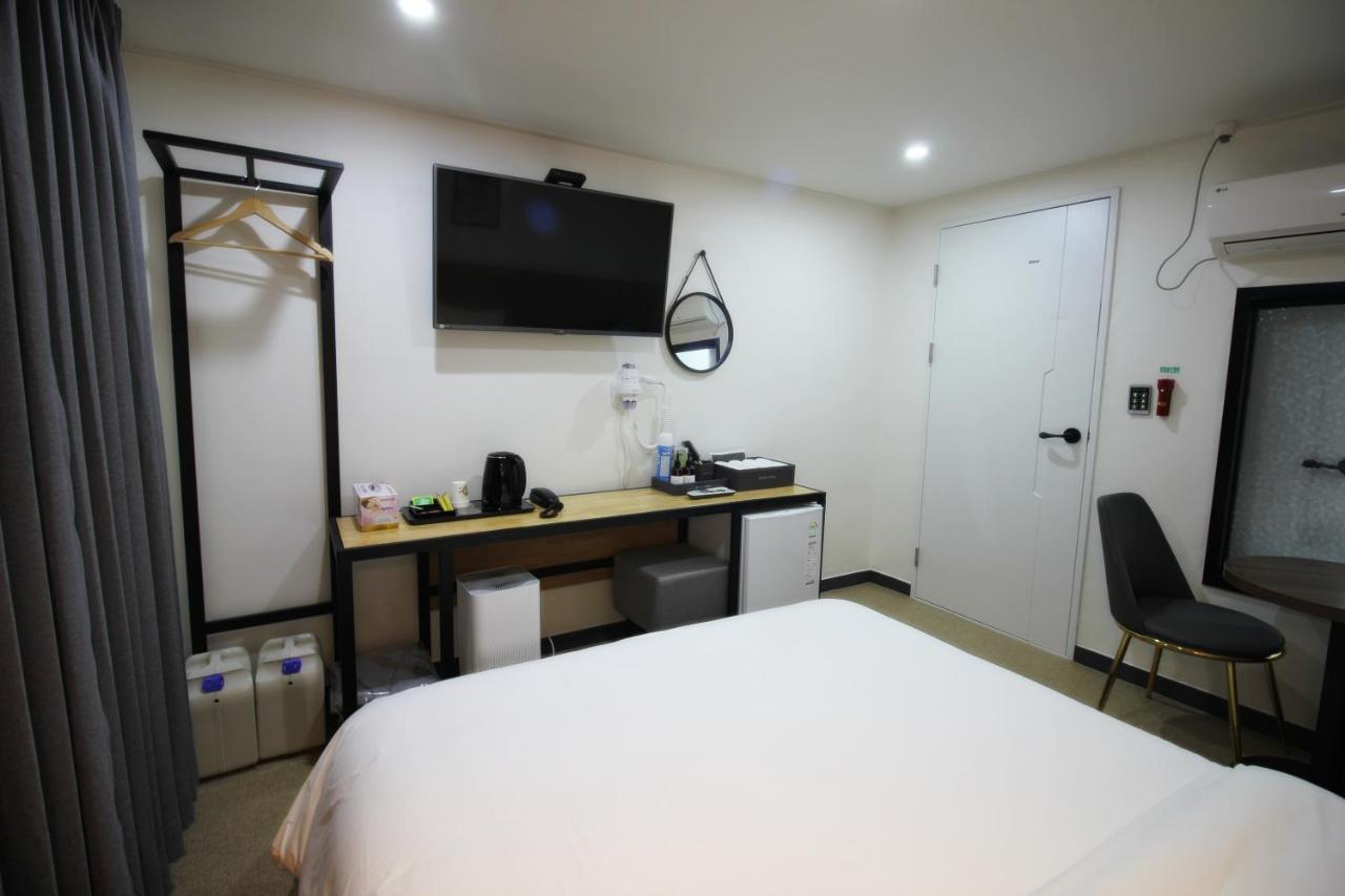 Bronze Hotel Changwon Buitenkant foto