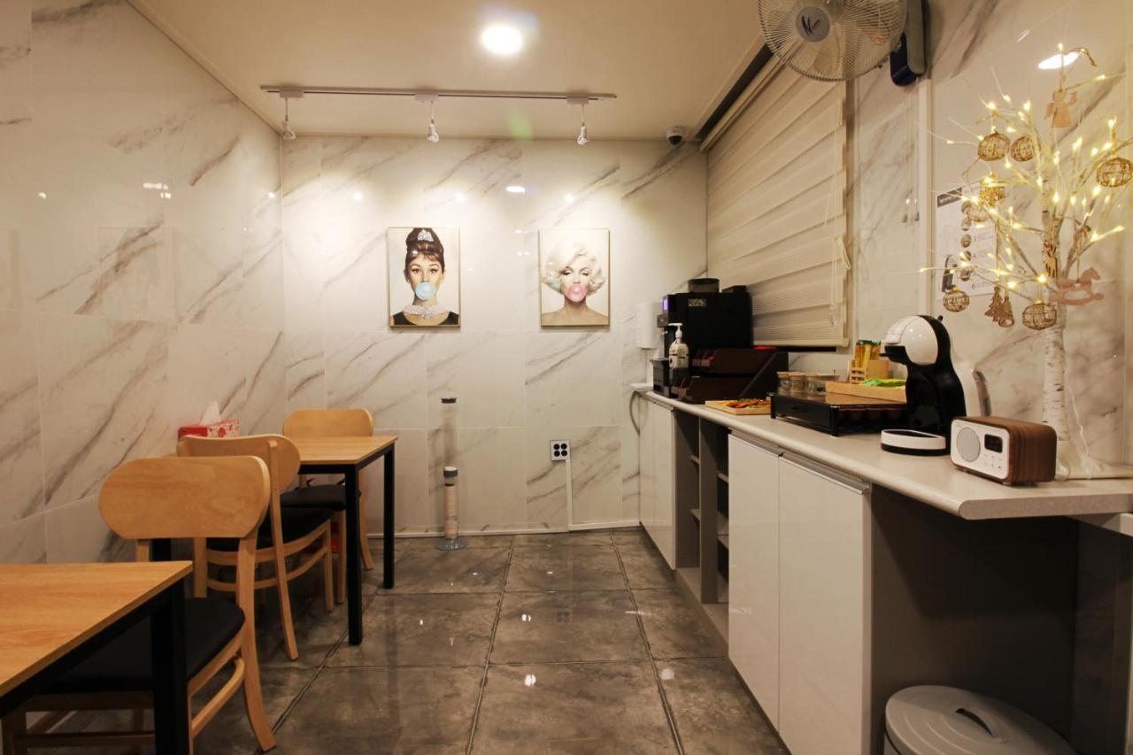 Bronze Hotel Changwon Buitenkant foto